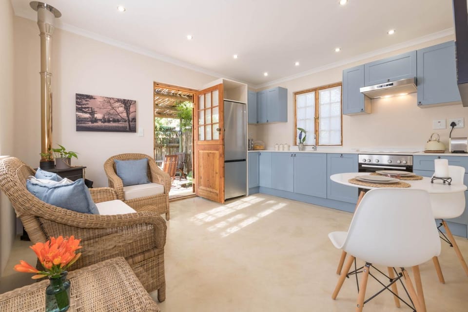 Coffee/tea facilities, Kitchen or kitchenette, Living room, Seating area, Dining area, minibar, pet friendly, stove