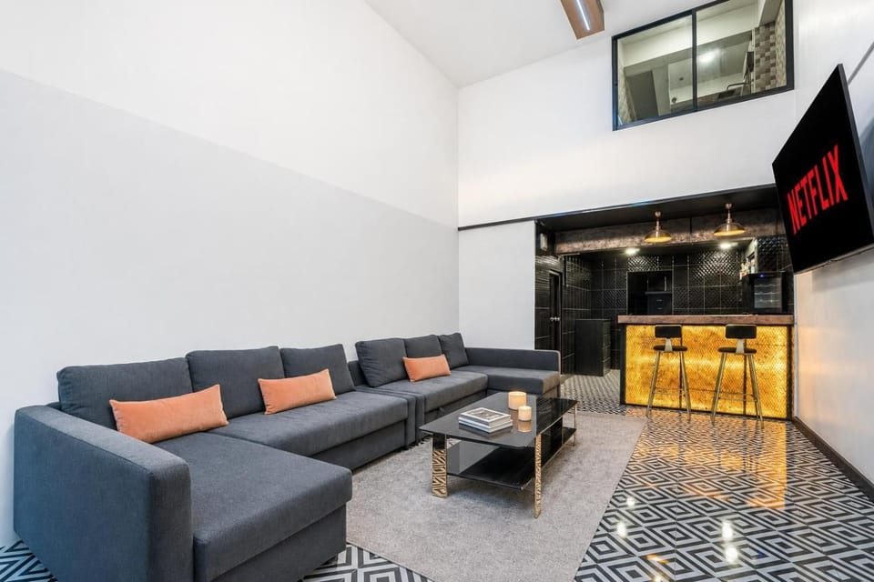 Property building, Communal lounge/ TV room, TV and multimedia, Kitchen or kitchenette, Photo of the whole room, Seating area