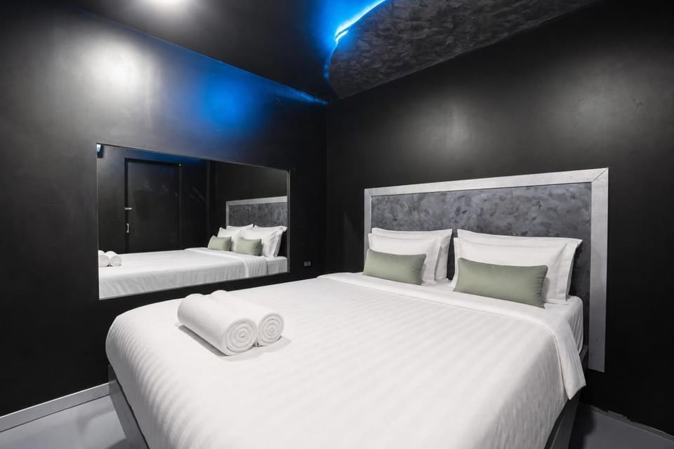 Property building, Communal lounge/ TV room, TV and multimedia, Living room, Photo of the whole room, Seating area, Evening entertainment
