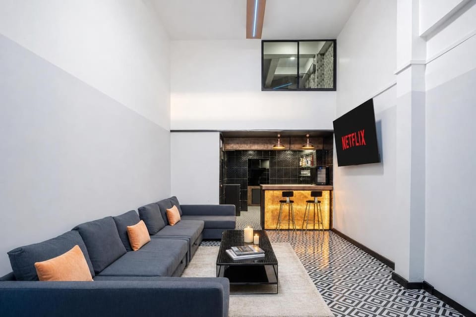 Property building, Communal lounge/ TV room, TV and multimedia, Living room, Photo of the whole room, Seating area, Evening entertainment