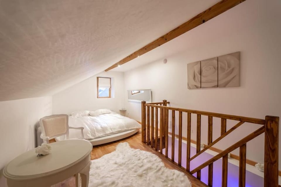 L'AppartOsé, triplex jacuzzi, love room Aix-les-Bains Apartment in Tresserve