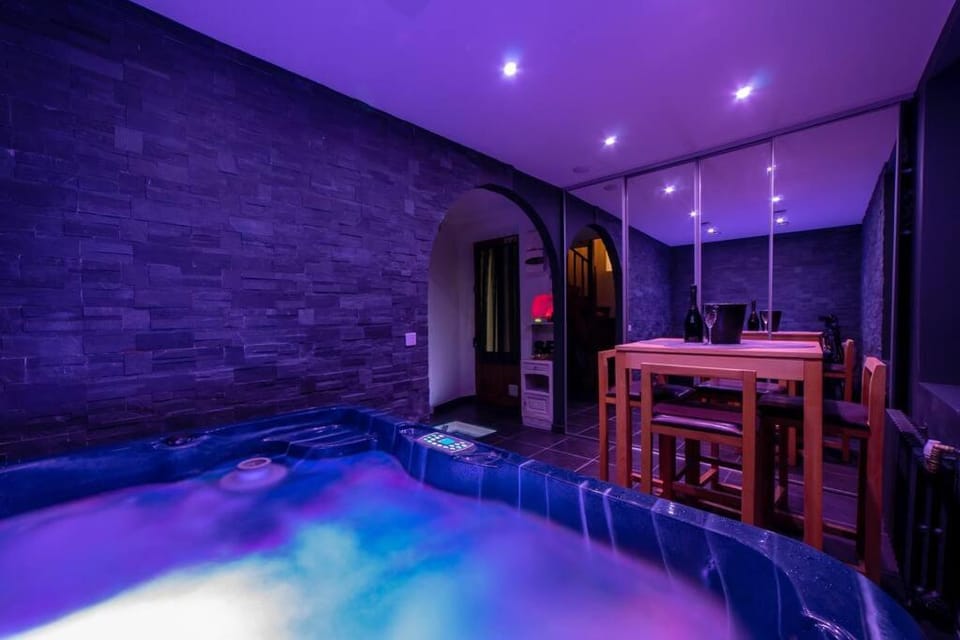 L'AppartOsé, triplex jacuzzi, love room Aix-les-Bains Apartment in Tresserve