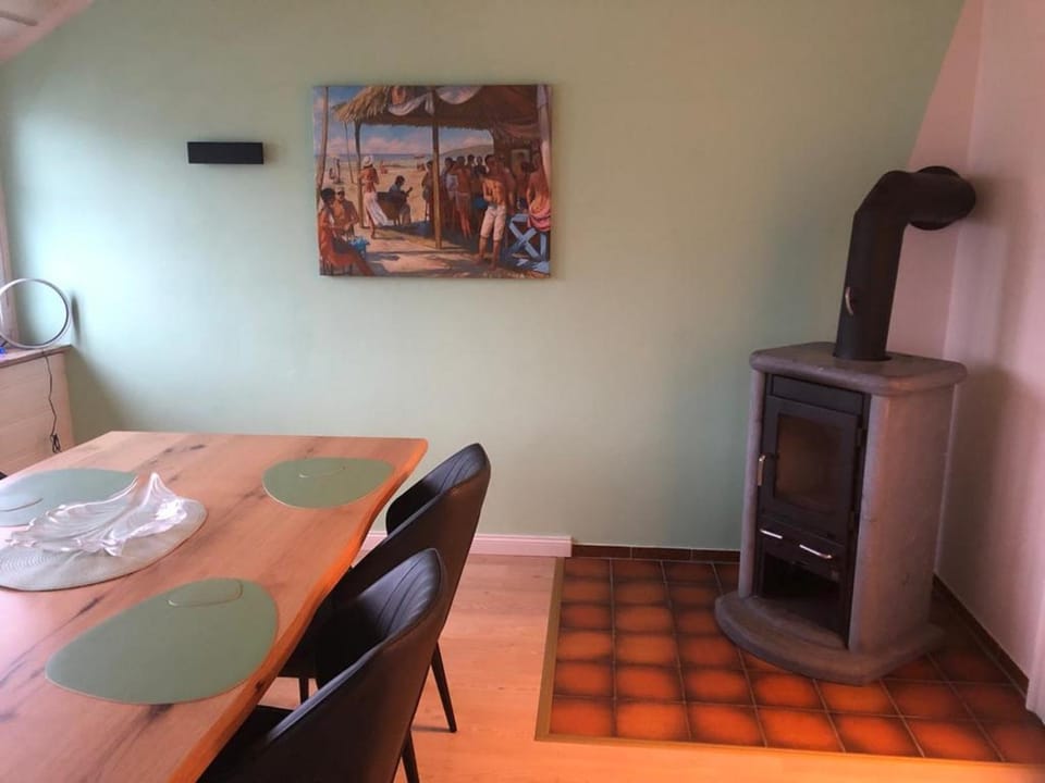 Seating area, Dining area, flat iron