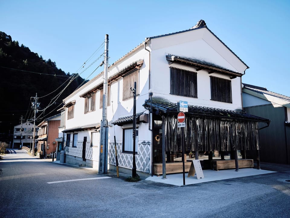 Property building, Day, Neighbourhood, Street view, Location