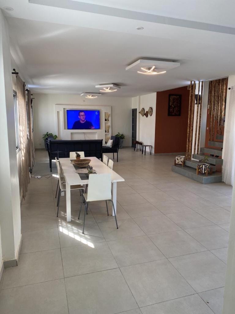TV and multimedia, Living room, Seating area, Dining area