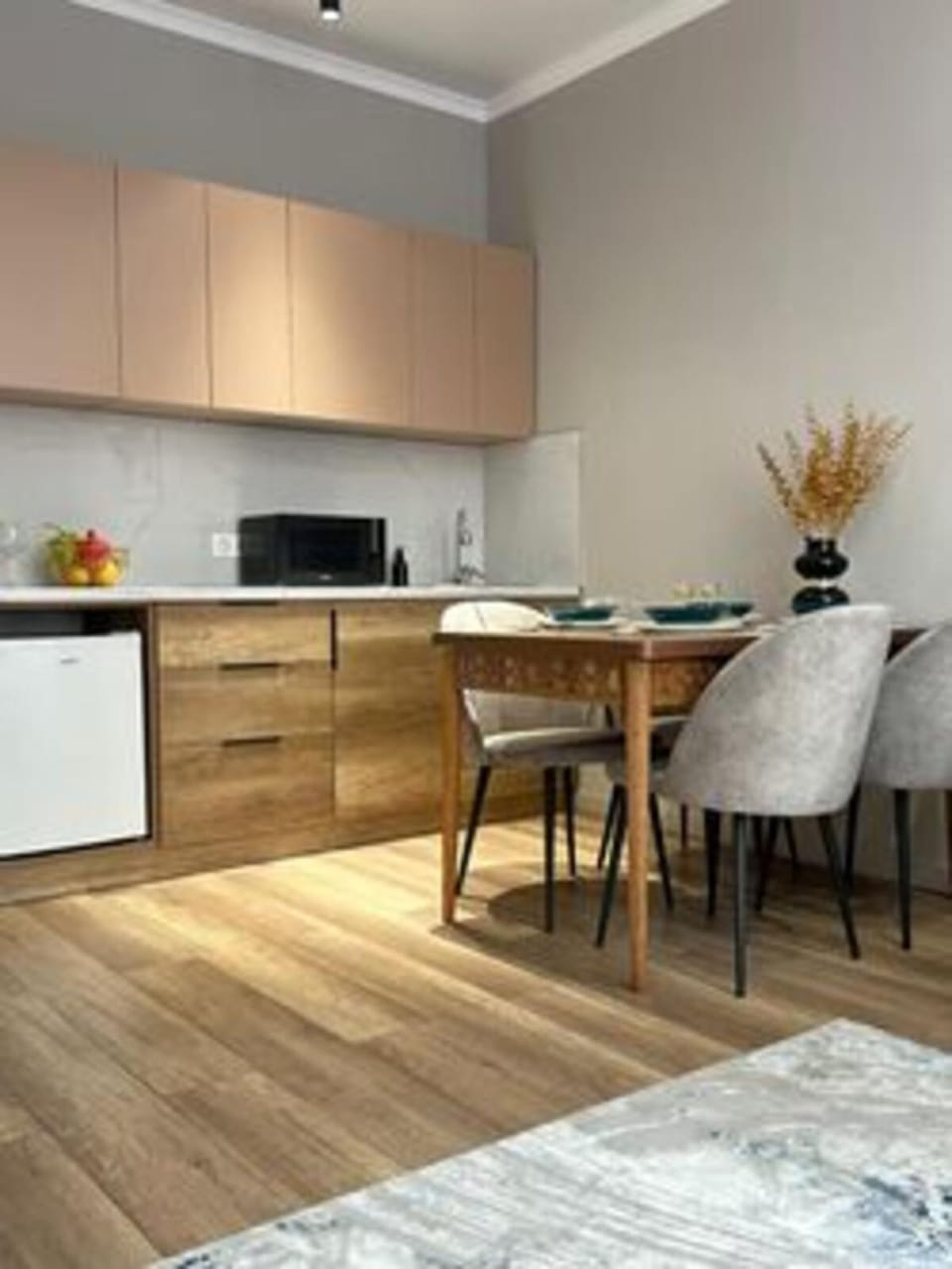 Kitchen or kitchenette, Dining area, minibar, oven, stove
