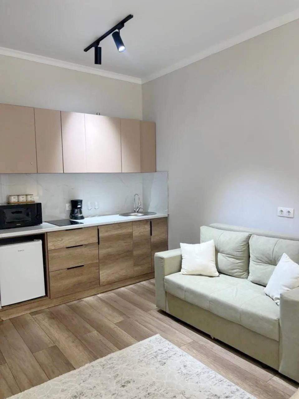 Kitchen or kitchenette, Seating area, stove