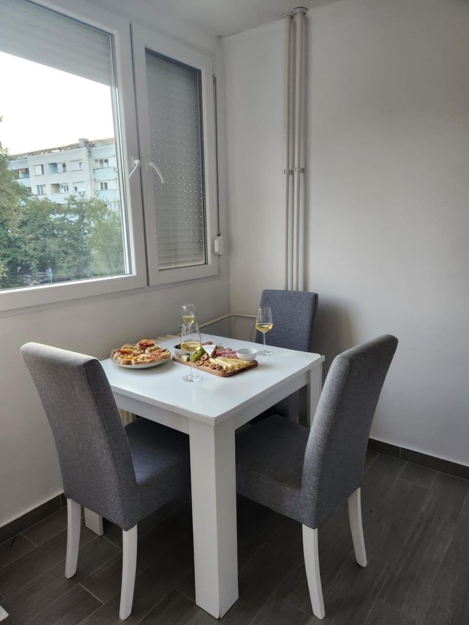 Seating area, Dining area, Food