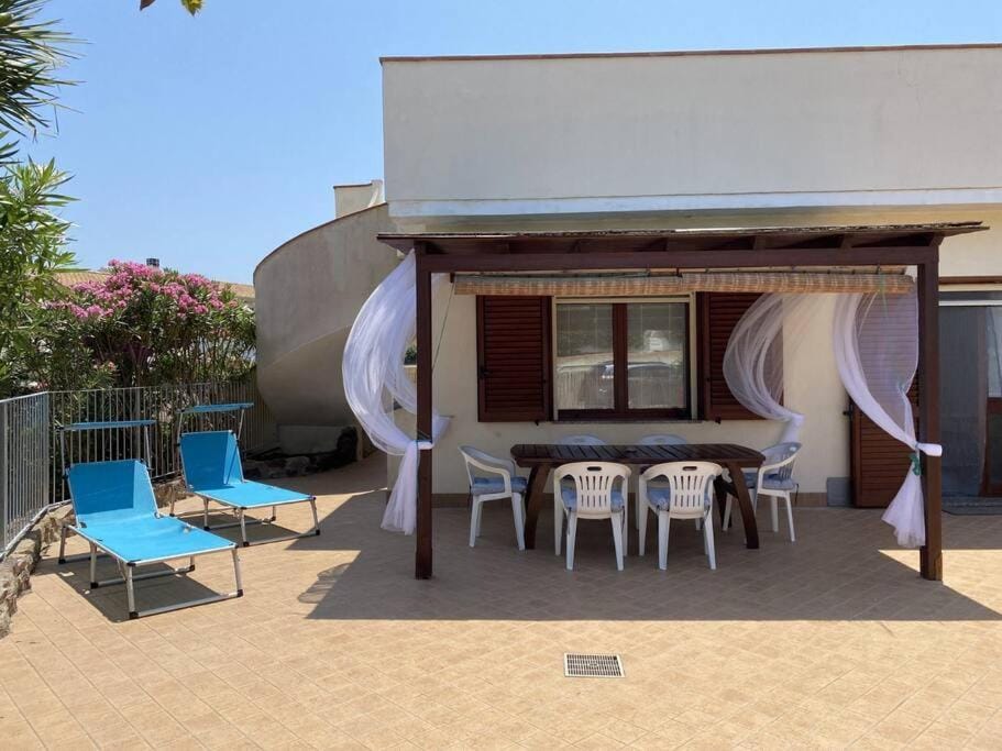 Property building, Patio, Balcony/Terrace, sunbed