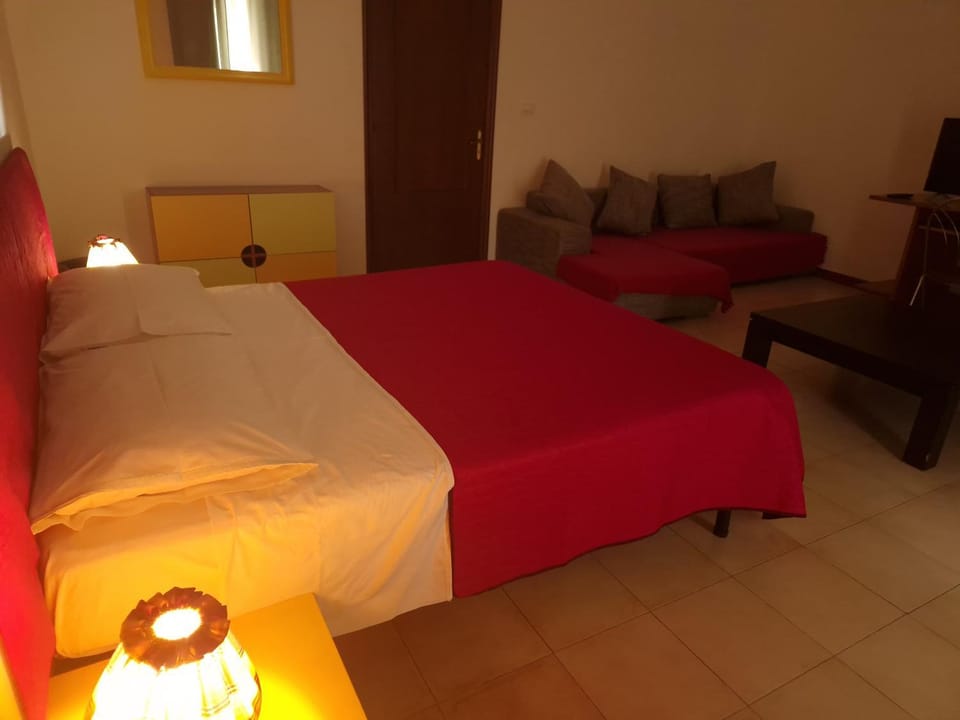 Bed, Balcony/Terrace, Photo of the whole room, Bedroom, locker, air conditioner