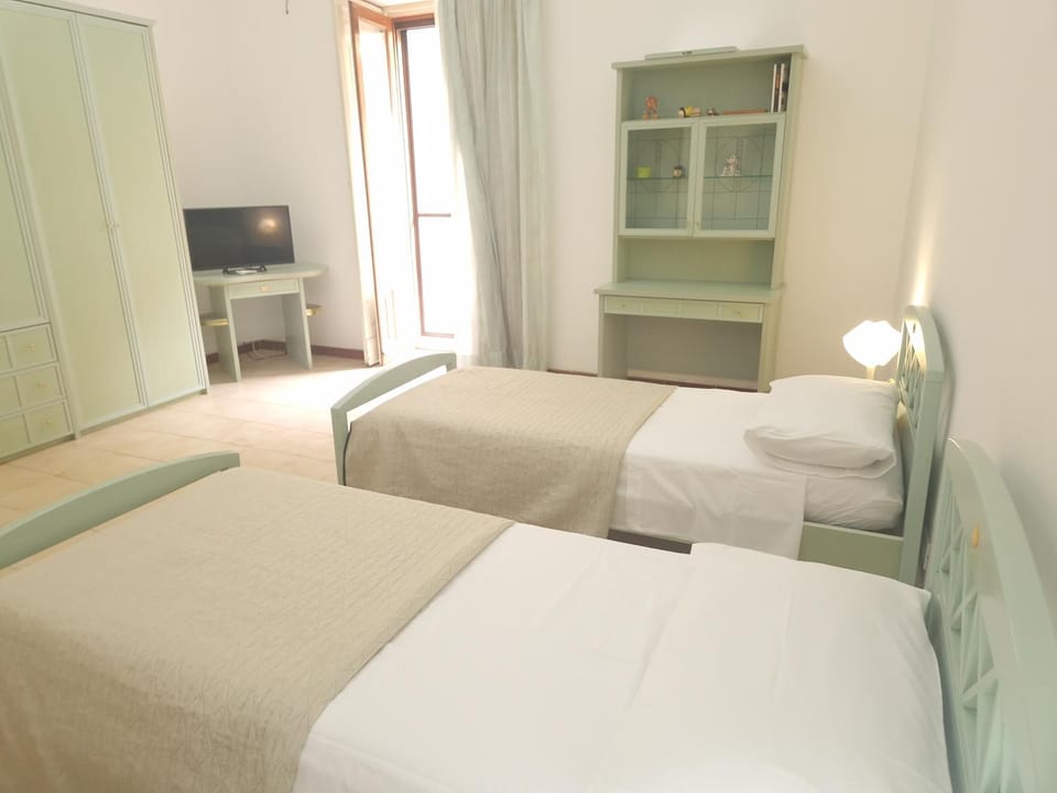Bed, TV and multimedia, Balcony/Terrace, Photo of the whole room, Bedroom, locker, wardrobe, washing machine, air conditioner