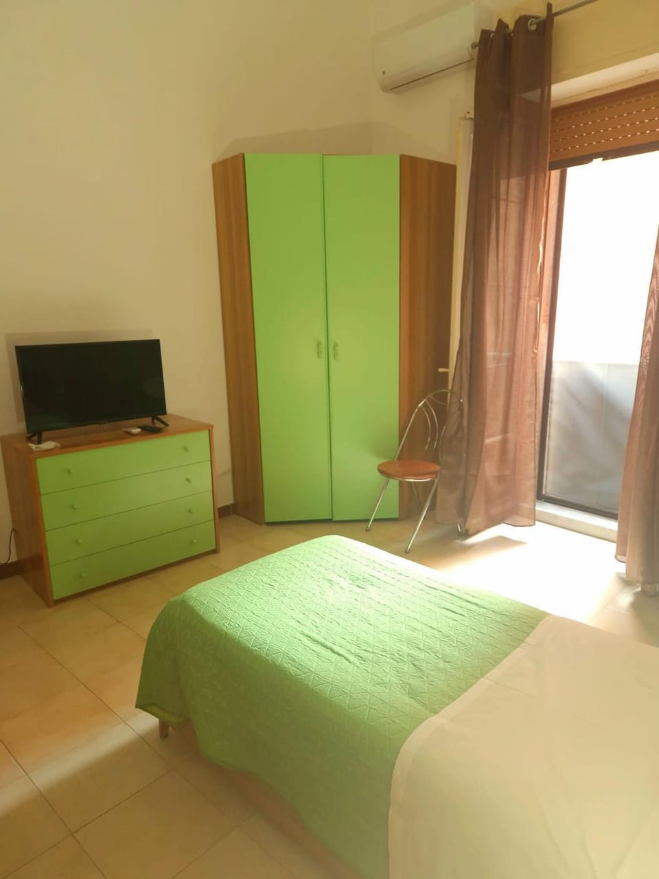 Bed, TV and multimedia, Photo of the whole room, Bedroom, wardrobe