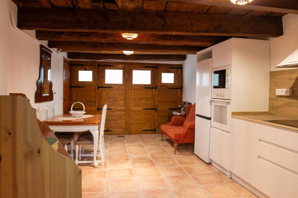 Kitchen or kitchenette, Living room, Seating area, Dining area, oven
