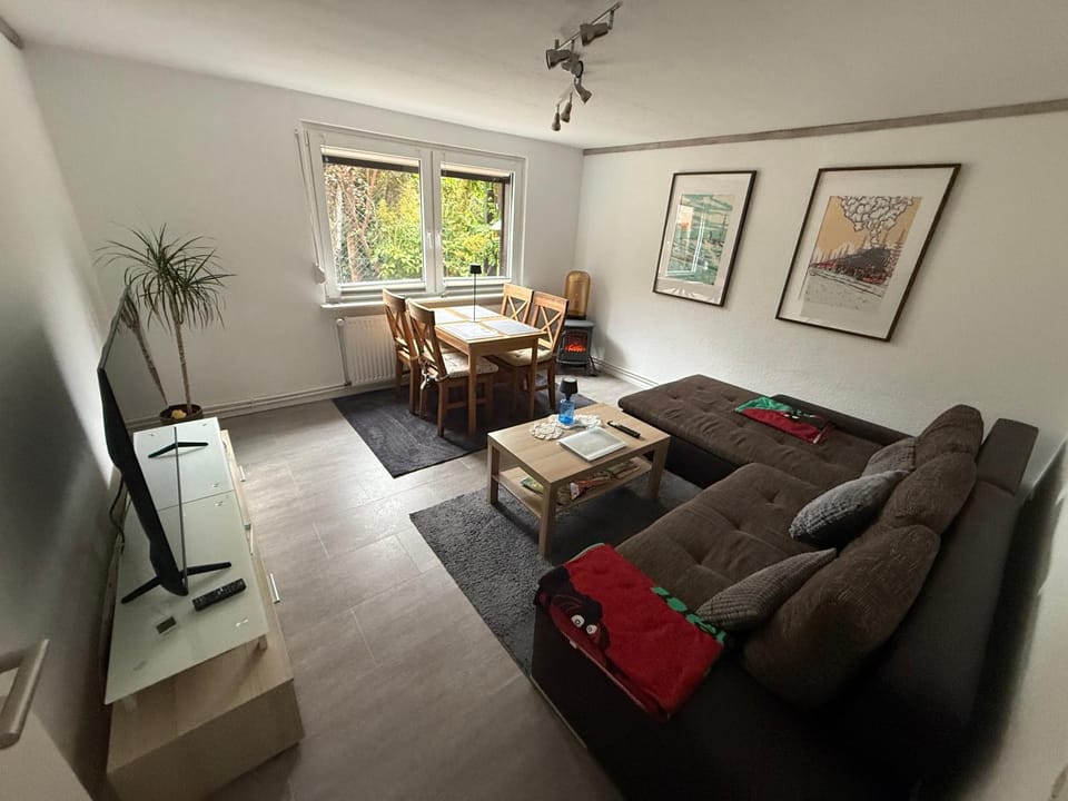 Communal lounge/ TV room, TV and multimedia, Living room, Seating area, Dining area