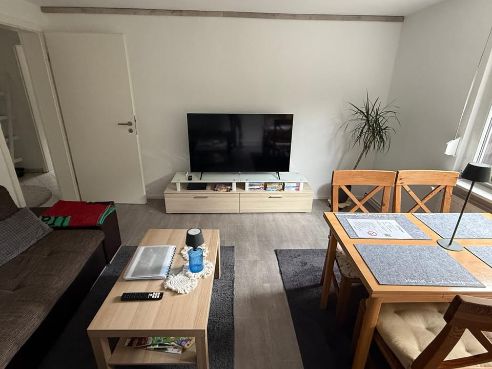Communal lounge/ TV room, TV and multimedia, Living room, Dining area