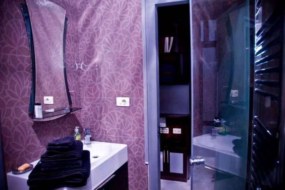 Stylish Modern Studio Apartment + Open Balcony, CITY CENTER- SUPERB LOCATION Apartment in Yerevan