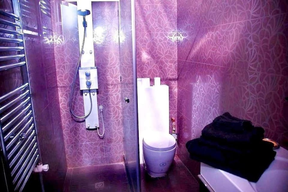 Stylish Modern Studio Apartment + Open Balcony, CITY CENTER- SUPERB LOCATION Apartment in Yerevan