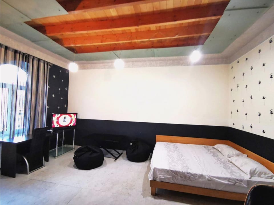 Stylish Modern Studio Apartment + Open Balcony, CITY CENTER- SUPERB LOCATION Apartment in Yerevan