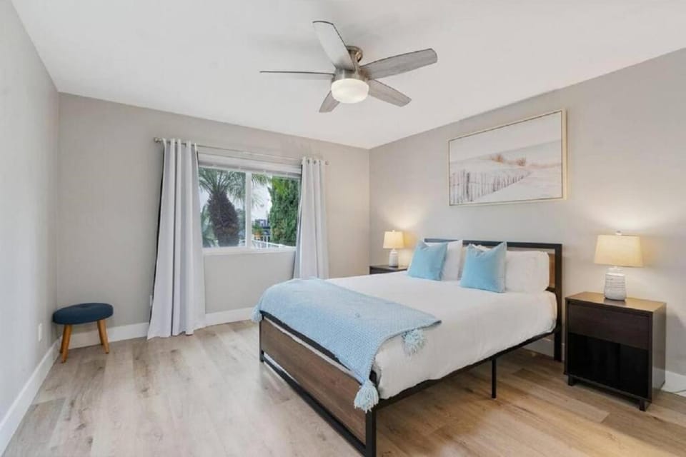 Bed, Photo of the whole room, Bedroom, fireplace