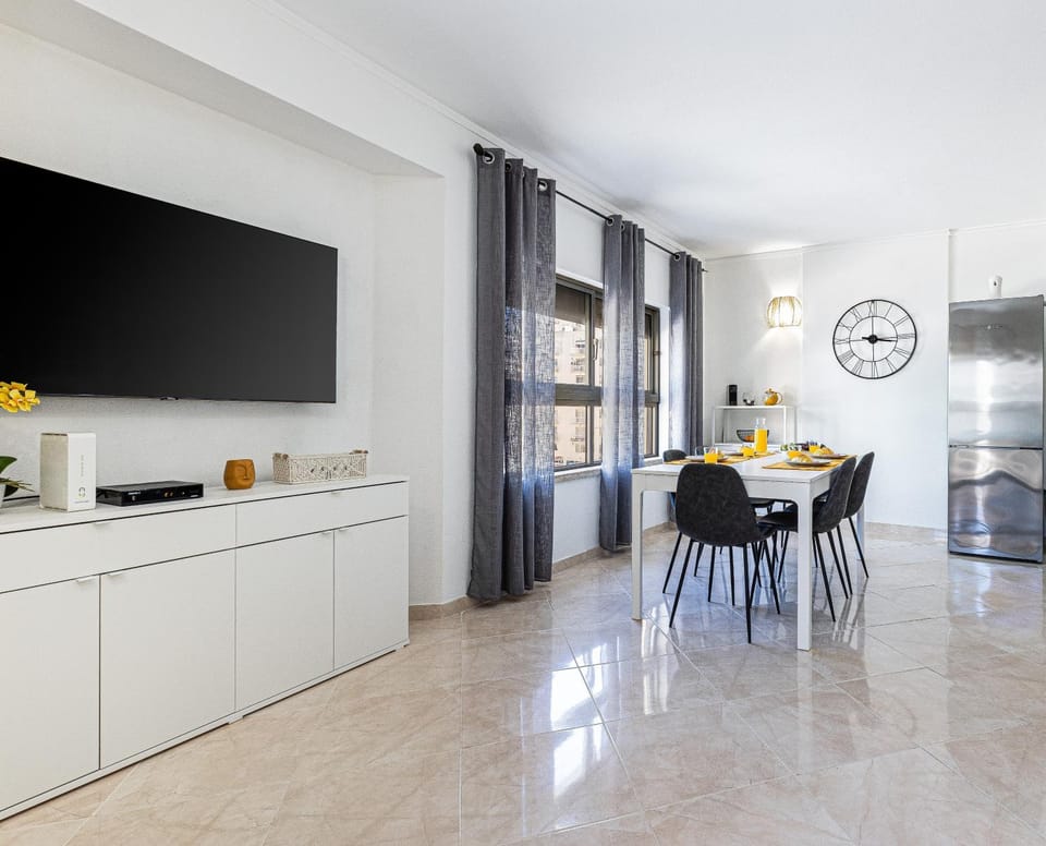 TV and multimedia, Kitchen or kitchenette, Living room, Seating area, Dining area, air conditioner
