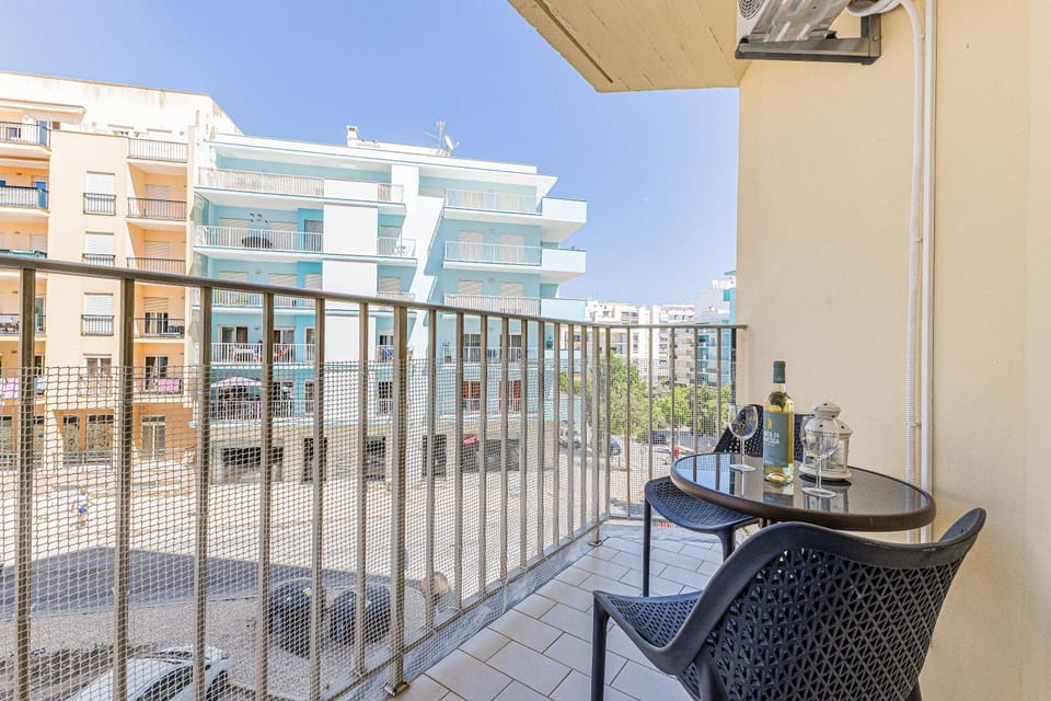 Property building, Balcony/Terrace, Seating area, Dining area