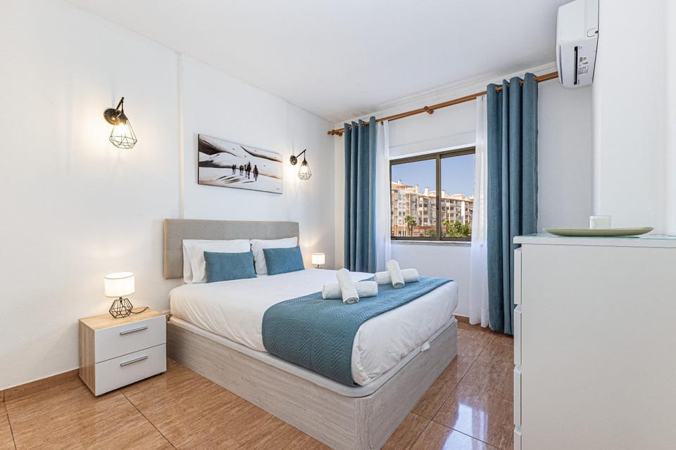 Bed, Photo of the whole room, Decorative detail, Bedroom, air conditioner