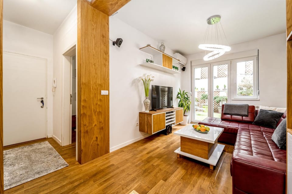 TV and multimedia, Living room, Seating area, air conditioner
