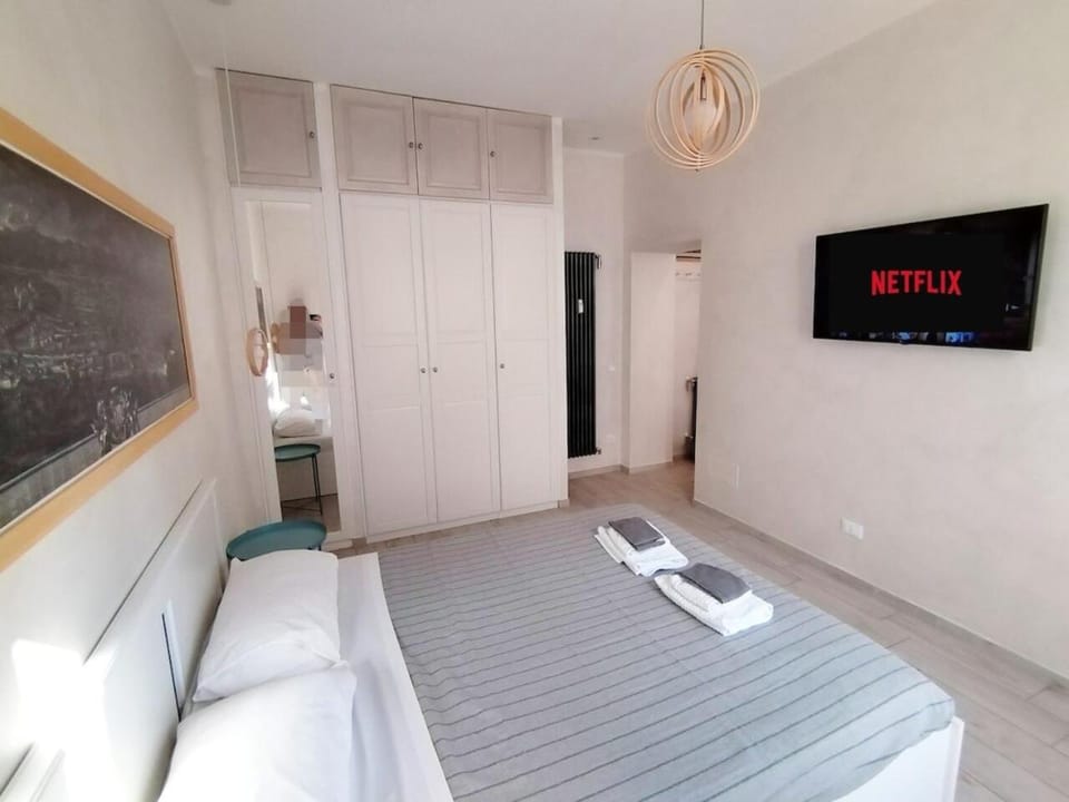 Bed, TV and multimedia, Photo of the whole room, Bedroom, towels, wardrobe