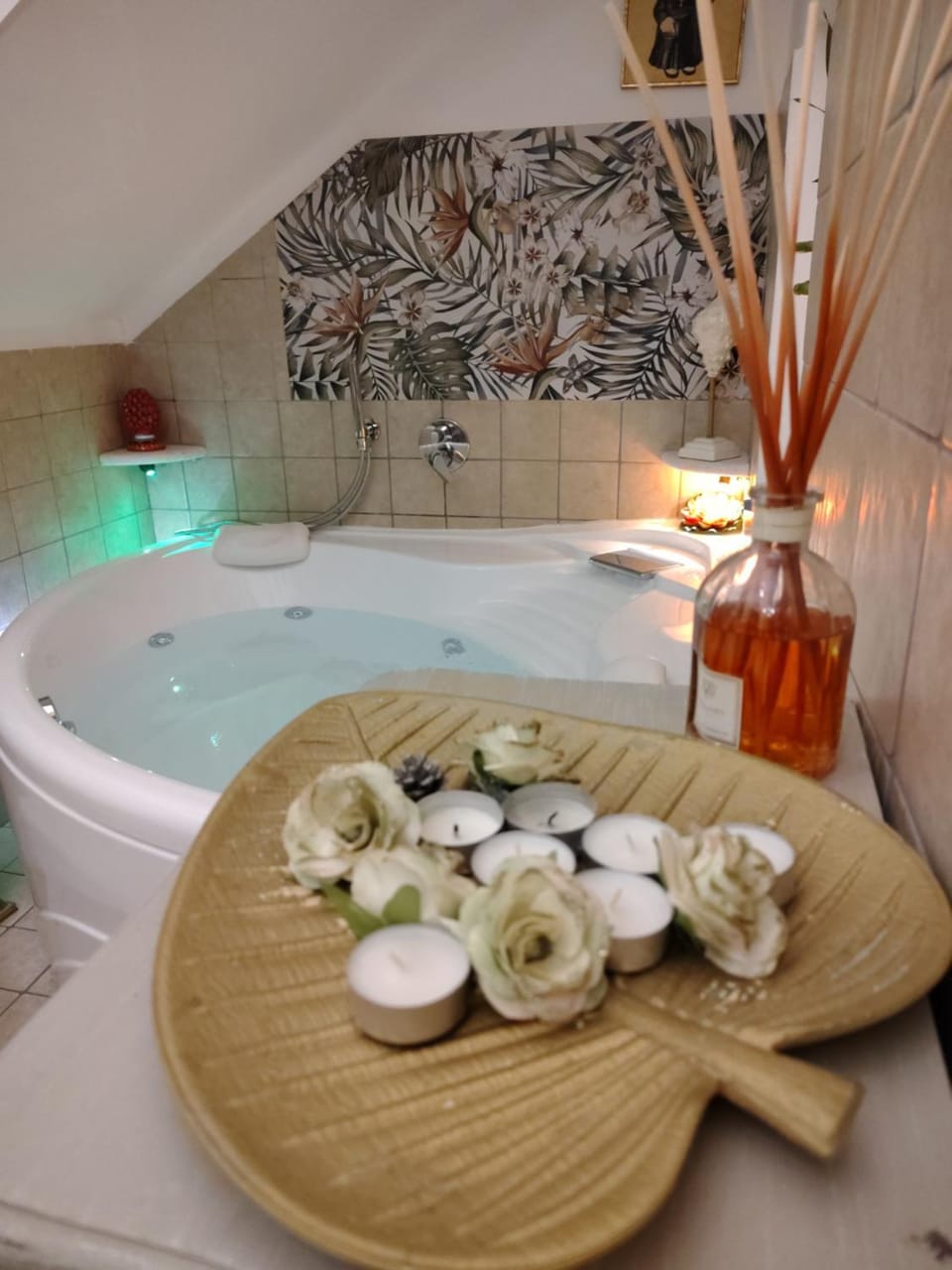 Hot Tub, Photo of the whole room