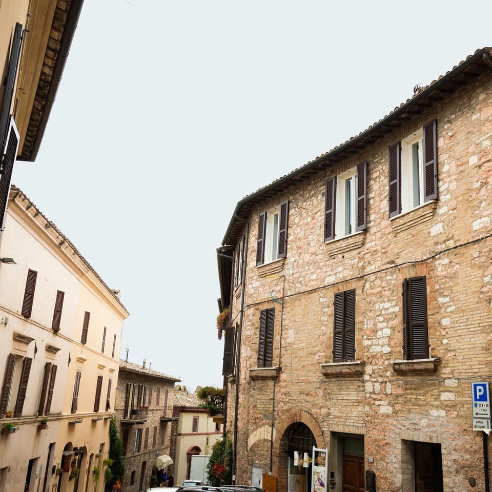 Property building, Neighbourhood, Landmark view, Street view, Location, Parking