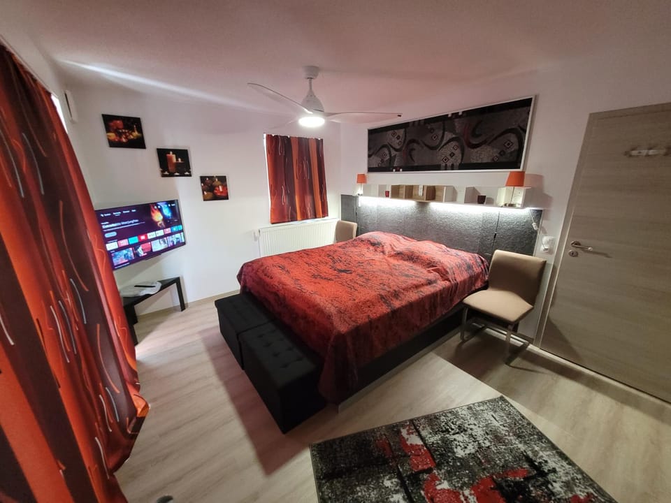 Bed, TV and multimedia, Photo of the whole room, Bedroom