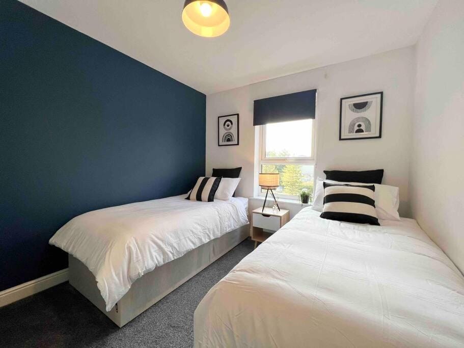 Beautiful Hatfield 2 Bedroom Apartment FREE Gated Parking - Modern Stylish - Business Park, Hertforshire University, St Albans, Welwyn Garden City, Luton Airport, Harry Potter Studio Tour Apartment in Hatfield