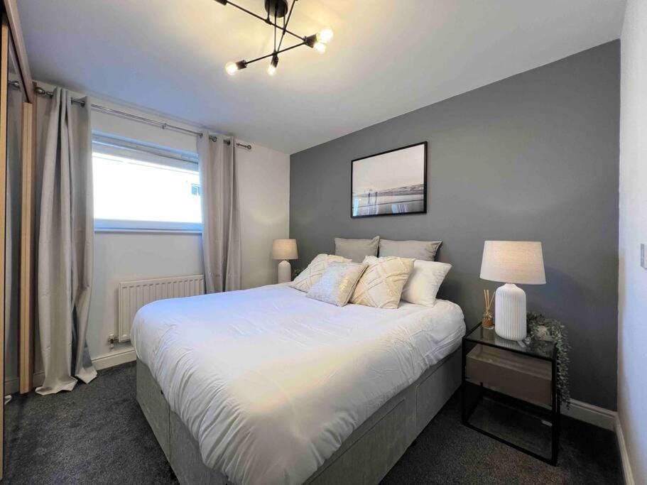 Beautiful Hatfield 2 Bedroom Apartment FREE Gated Parking - Modern Stylish - Business Park, Hertforshire University, St Albans, Welwyn Garden City, Luton Airport, Harry Potter Studio Tour Apartment in Hatfield