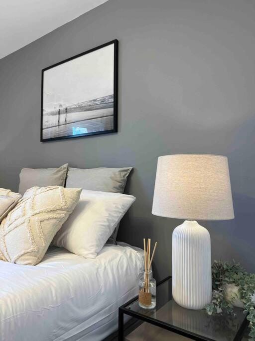 Beautiful Hatfield 2 Bedroom Apartment FREE Gated Parking - Modern Stylish - Business Park, Hertforshire University, St Albans, Welwyn Garden City, Luton Airport, Harry Potter Studio Tour Apartment in Hatfield