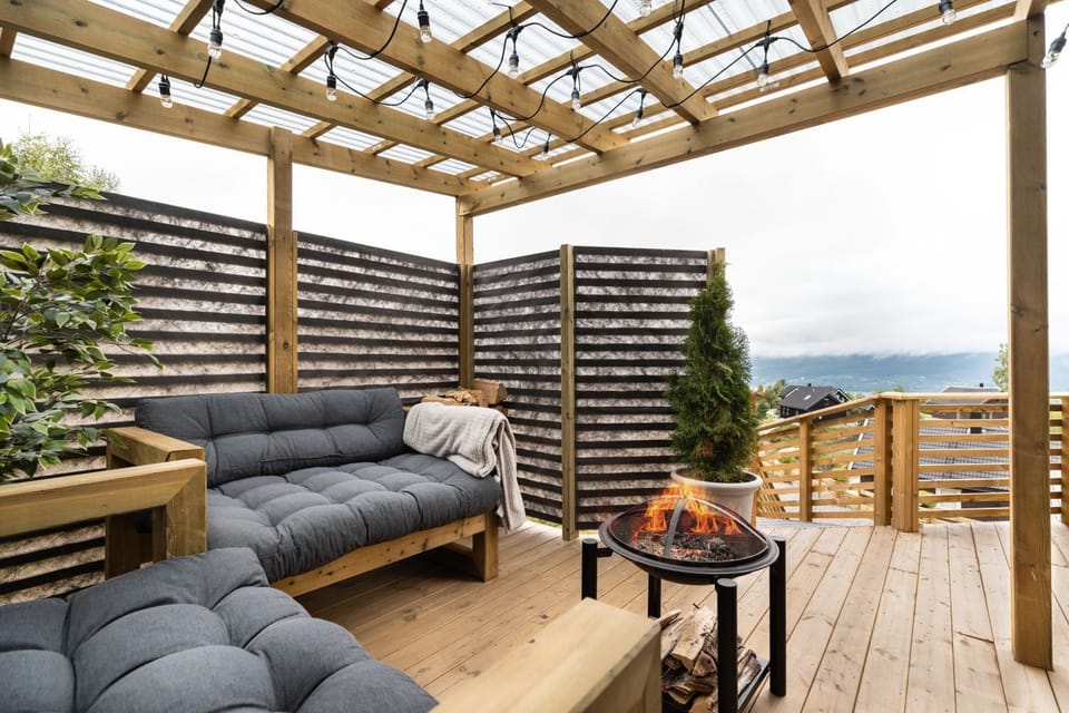 Patio, Natural landscape, View (from property/room), Balcony/Terrace, Seating area, Mountain view, flat iron
