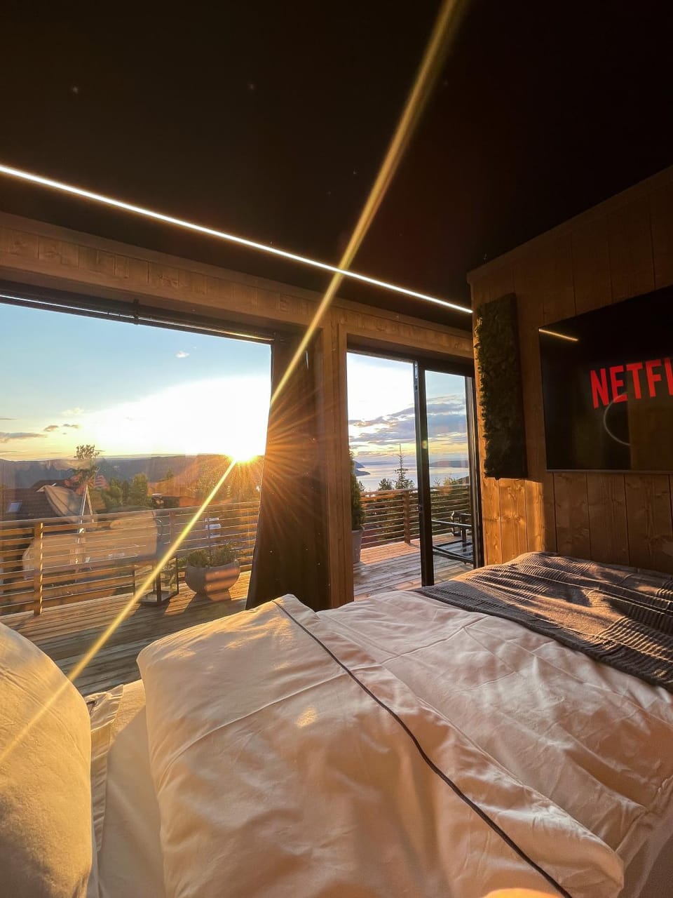 Bed, Natural landscape, TV and multimedia, View (from property/room), Bedroom, Lake view, Lake view, Mountain view, Sunset, locker