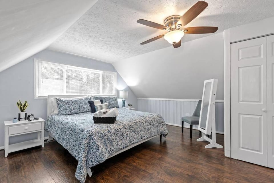 Bed, Photo of the whole room, Bedroom, fireplace