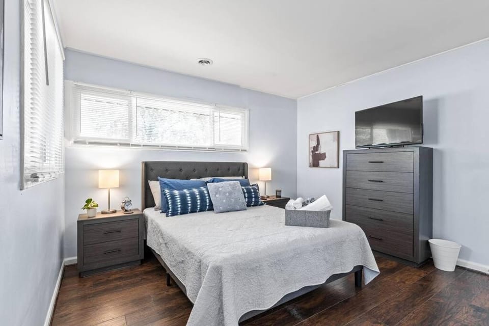 Bed, TV and multimedia, Photo of the whole room, Bedroom