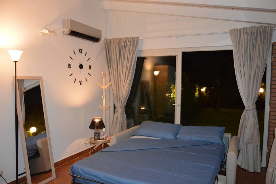 Bedroom, air conditioner