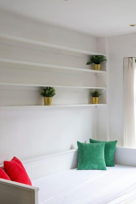 Lovely 2-bed 15 minutes to Central London House in London Borough of Southwark