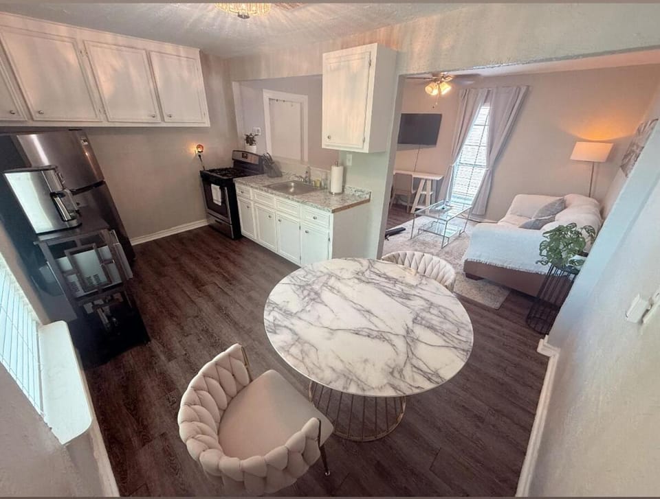 Newly Remodeled Oasis - Fast WiFi Vit C Shower Free Parking Near IAH DT & Pass Program Apartment in Harris County