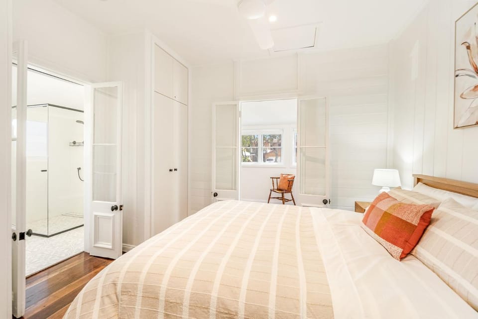 Photo of the whole room, Bedroom, wardrobe