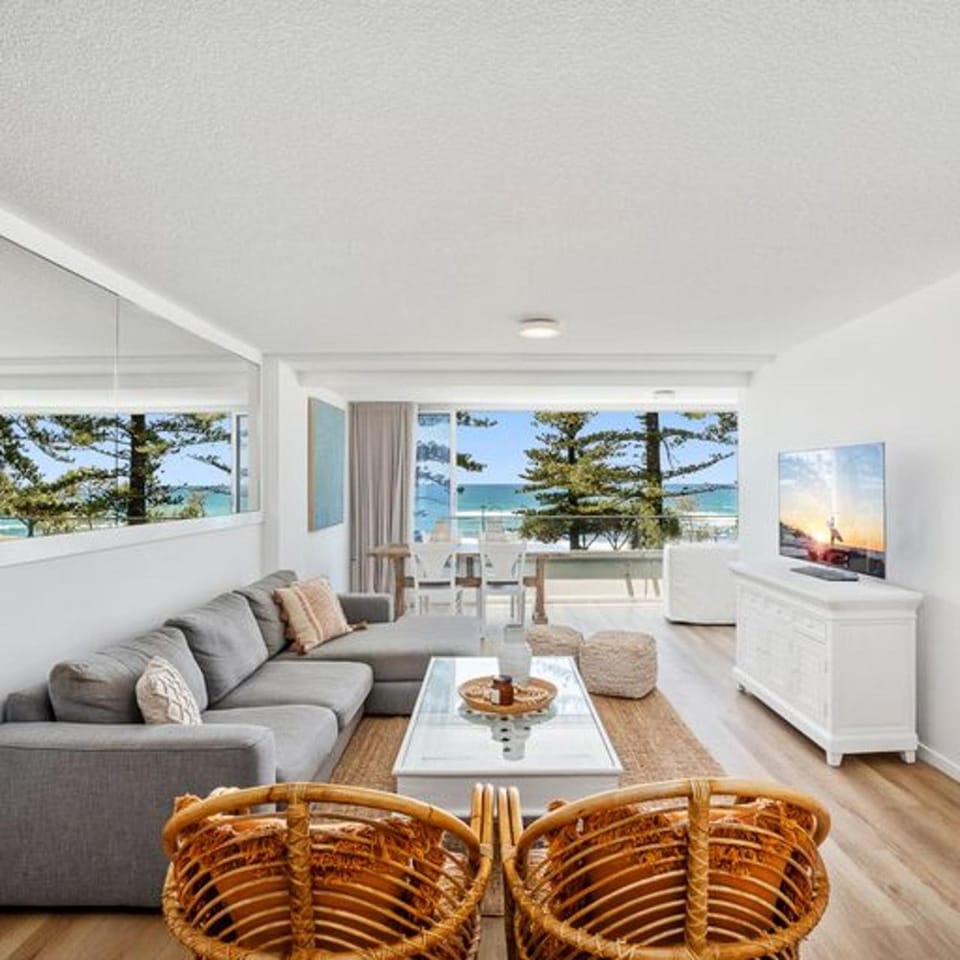 Burleigh Beach Abode with Beach View Apartment in Burleigh Heads
