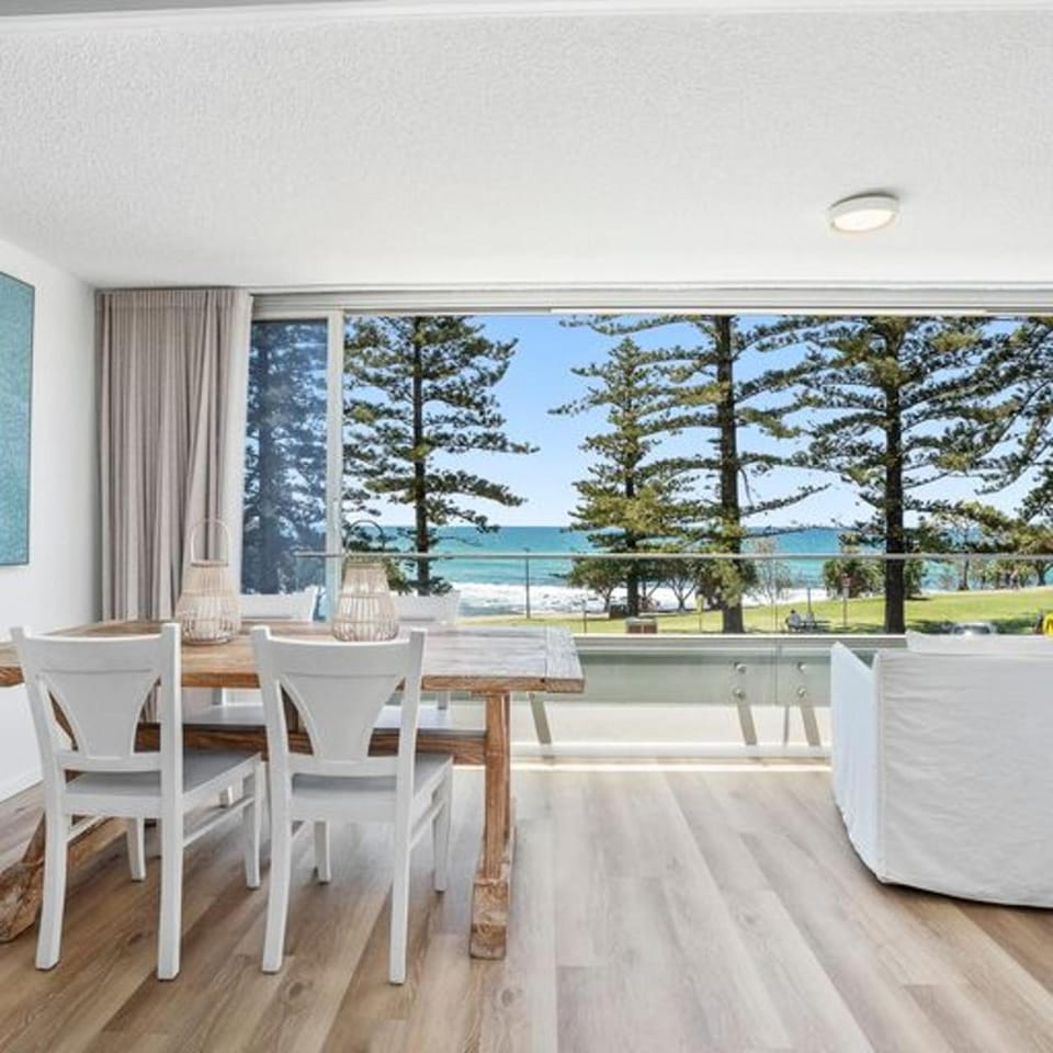 Burleigh Beach Abode with Beach View Apartment in Burleigh Heads