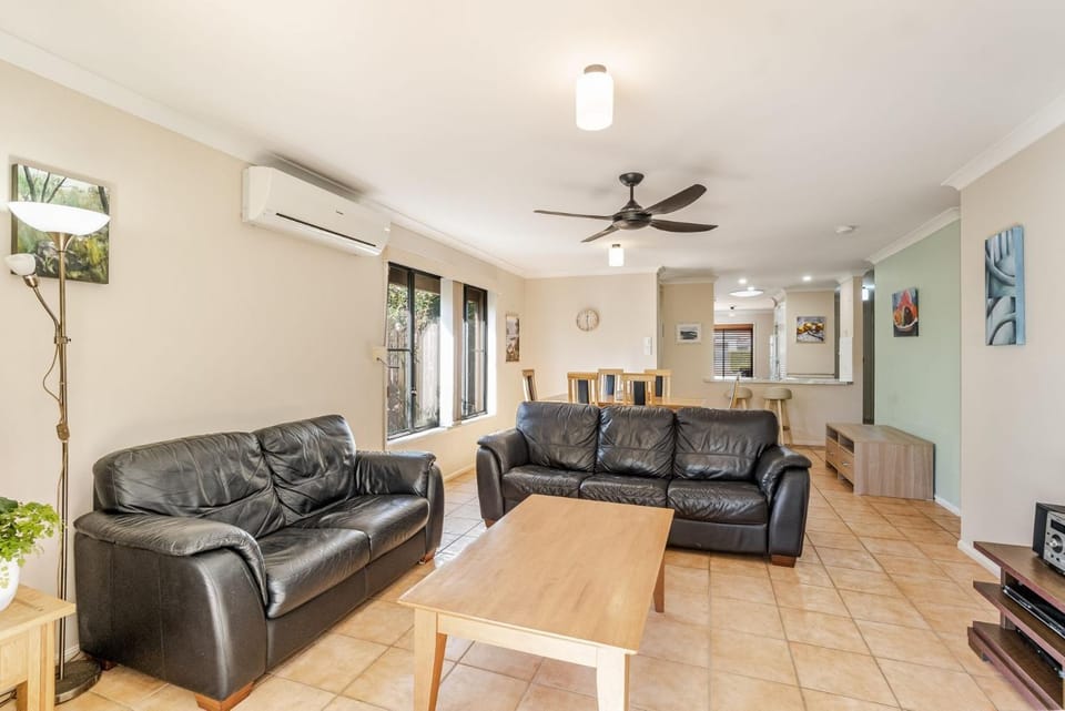 TV and multimedia, Living room, Seating area, air conditioner