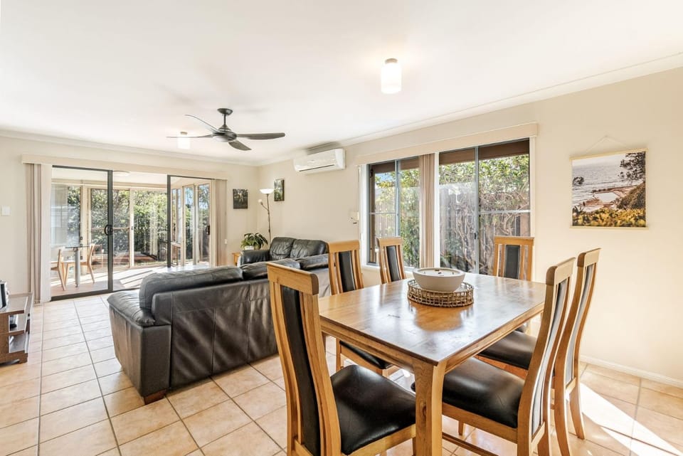 Living room, Seating area, Dining area, air conditioner