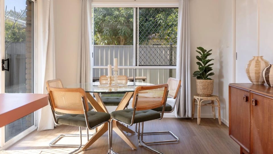 Seating area, Dining area