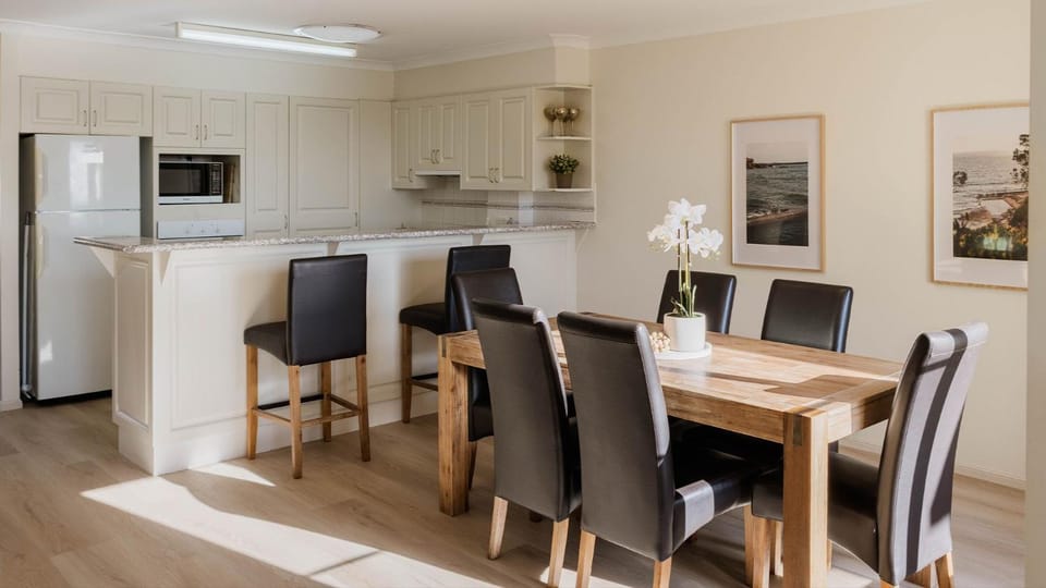 Kitchen or kitchenette, Dining area, oven, stove
