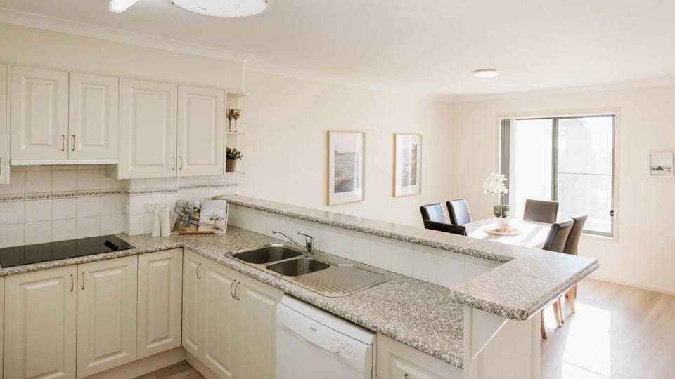 Kitchen or kitchenette, dishwasher, stove