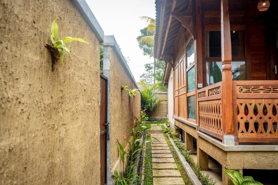 Property building, Day, Balcony/Terrace